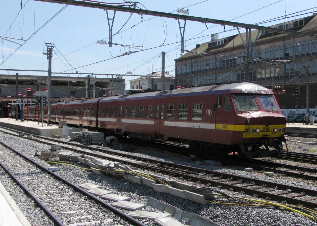 AM 75 816 nach Charleroi verlsst Namur am 7.-7.-2010 