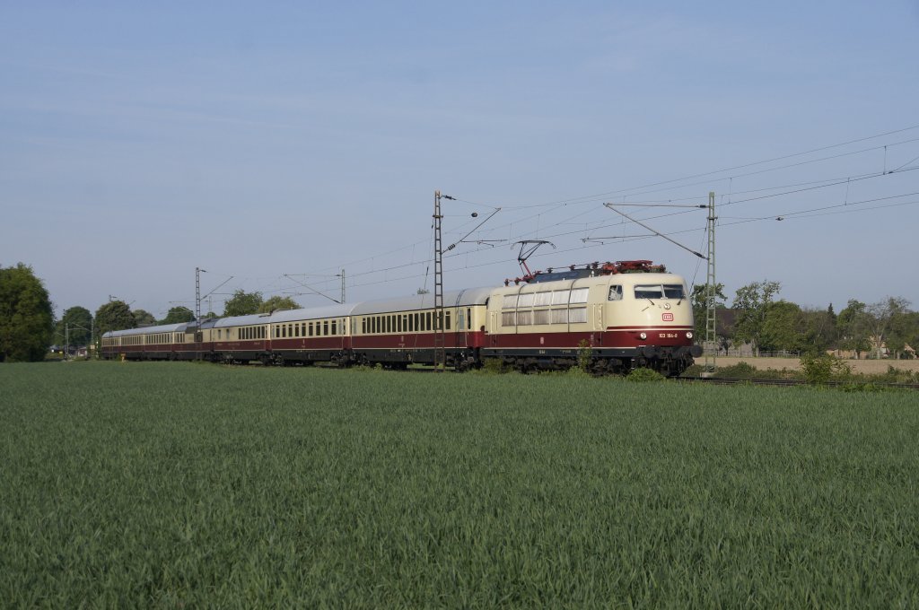 Am 7.5.2011 zieht 103 184 ihren TEE-Sonderzug nach Hamburg durch Kamen.