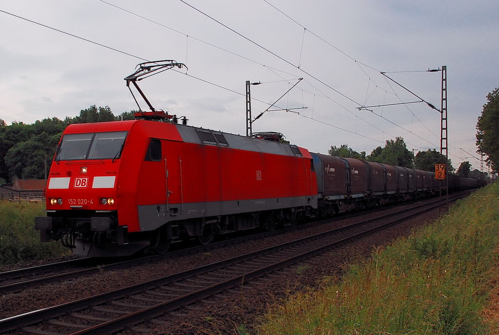 Am 7.6.2012 kommt die 152 020-4 mit dem Northeimer im Schlepp bei Broicherseite Tilmeshof vorbei gefahren.....
