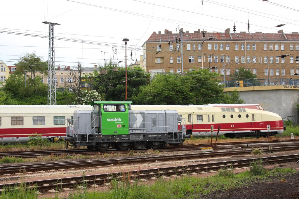 Am 7.6.2013 war diese dreiachsige Diesellok der Reihe G 6 von Vossloh
mit einem DB Signum und der Nummer 650107 im Rangierdienst im Berliner Bahnhof
Lichtenberg zu beobachten. Im Hintergrund ist dabei als alter Zeitzeuge der
Deutschen Reichsbahn  VT 175015 zu sehen, der im Bahnhof Lichtenberg seit
Jahren abgestellt ist.