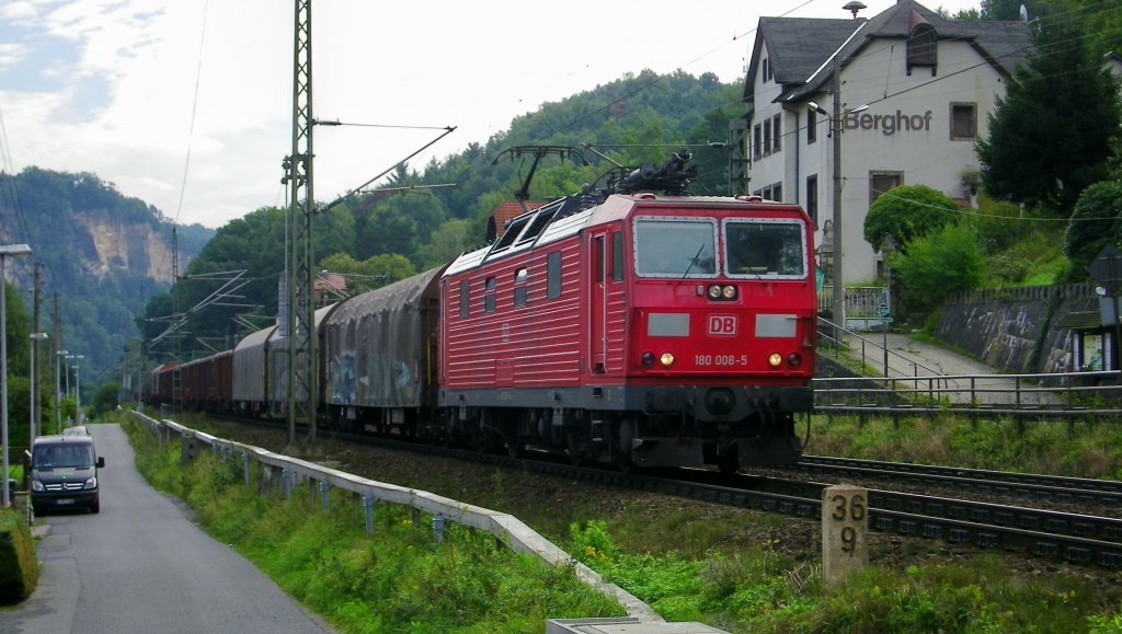 am 7.9.12 kam die 180 008-5 mit einem gemischten Gterzug aus Richtung Bad Schandau, hier bei der Durchfahrt in Stadt Wehlen (Schs. Schweiz)