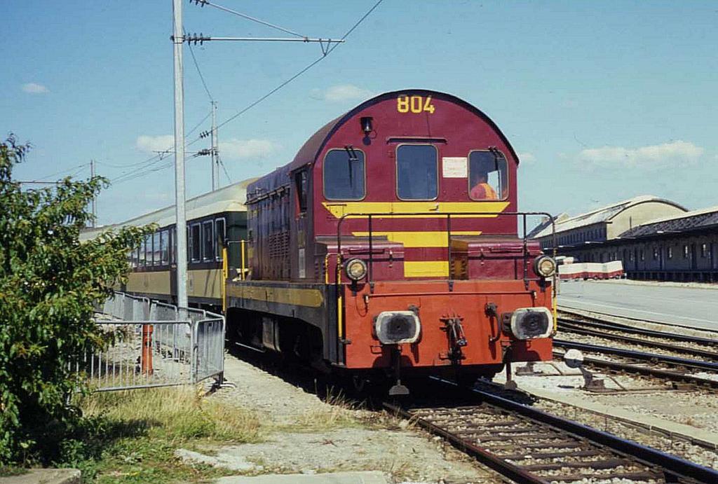 Am 7.9.1996 rangiert CFL 804 eine luxembourgische Wagengarnitur im 
Bereich des Abstellbahnhofs der Hauptstadt.