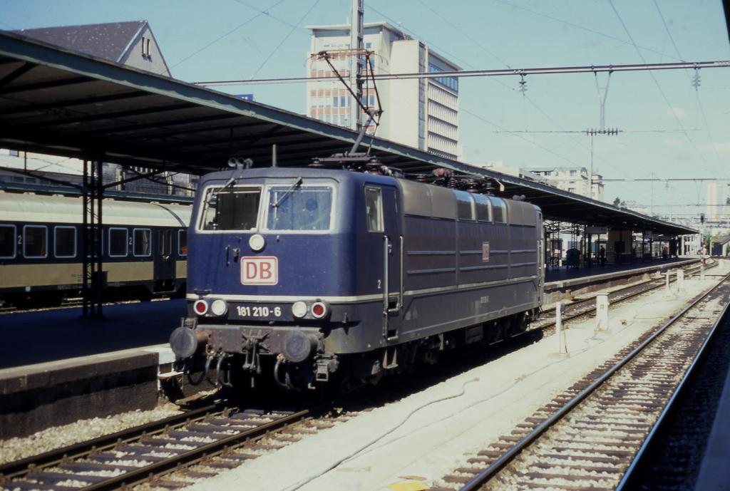 Am 7.9.1996 sah ich im Hauptbahnhof Luxembourg viele Fahrzeuge benachbarter
Lnder. Planmig kam an diesem Tag auch die blaue DB 181210 mit einem 
Interregio in die Hauptstadt. 