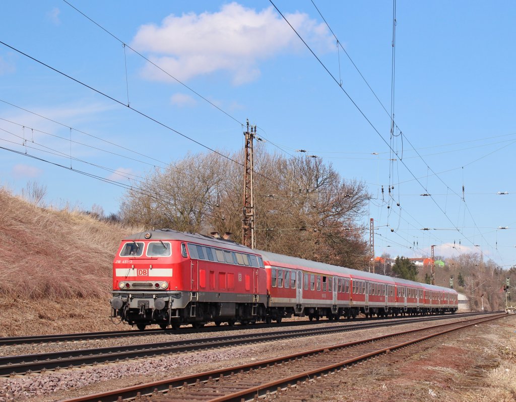 Am 7.April 2013 erreicht 218 451 mit einem RE den Bahnhof Elze.
