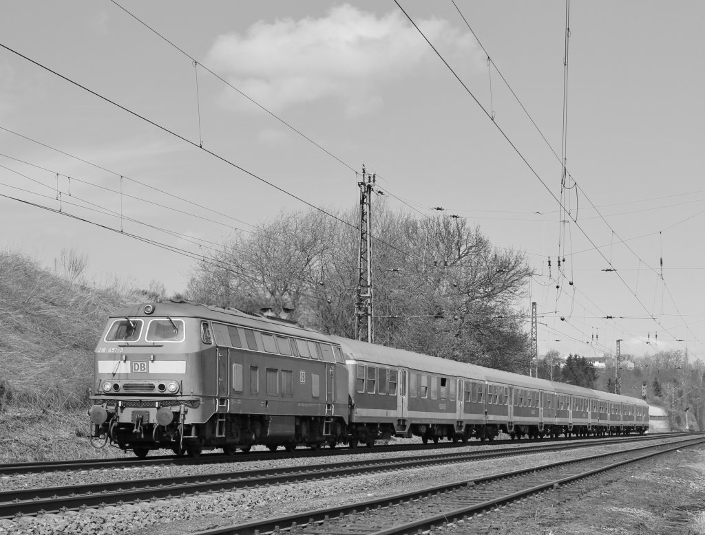Am 7.April 2013 erreicht 218 451 mit einem RE den Bahnhof Elze.
