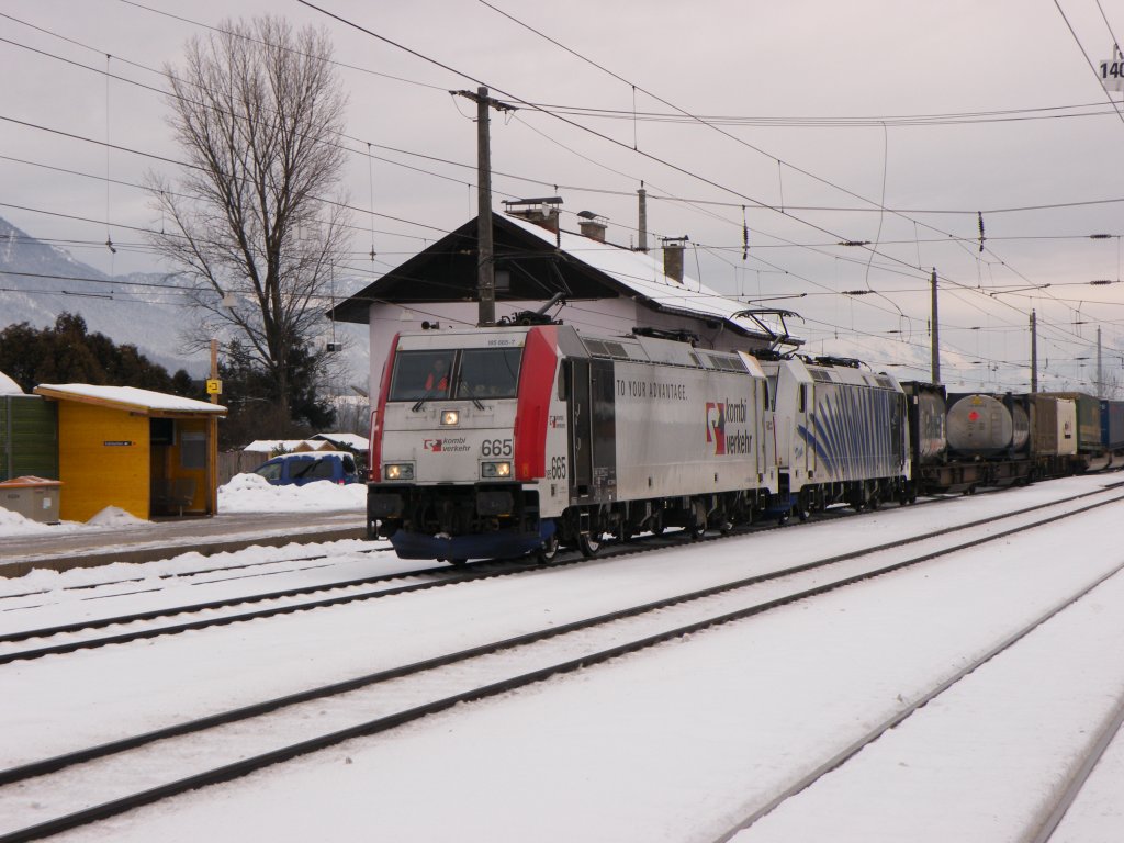 Am 7.Januar 2012 durchfuhr die Kombiverkehr 185-665 und die Lokomotion 185-661 den Bahnhof Brixlegg mit einem Gterzug zum Brenner.