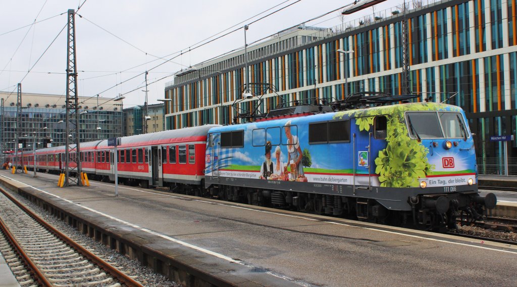 Am 7.Januar 2013 stand 111 066 in Mnchen Hbf mit einem Mnchen-Salzburg-Express bereit zur Abfahrt.
