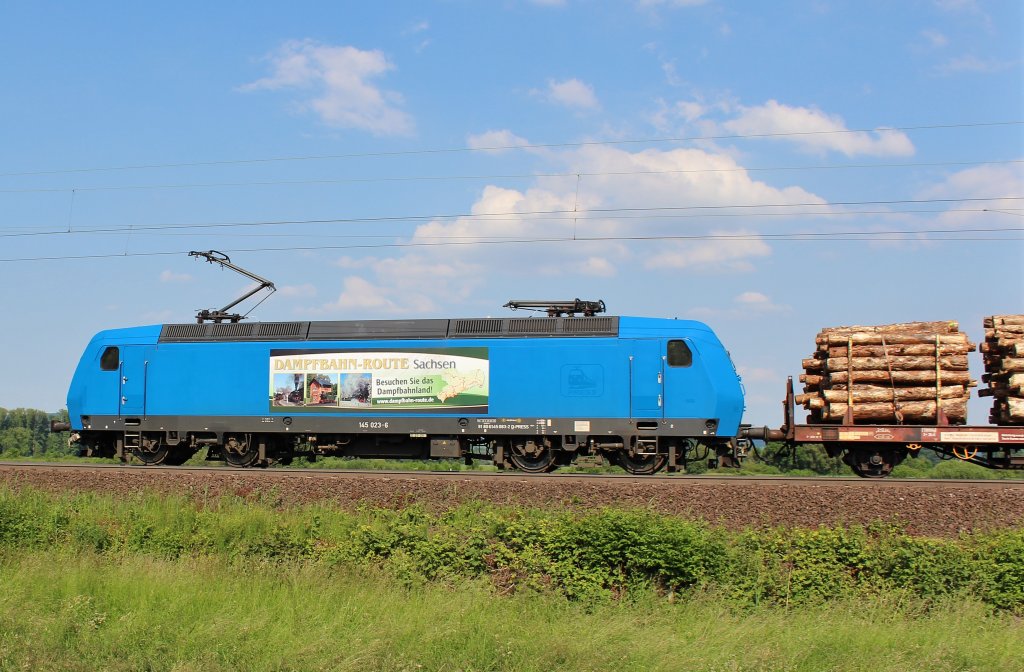 Am 7.Juni 2013 war Press 145 023 mit einem Holzzug sdlich von Elze(Han) auf dem Weg Richtung Norden.