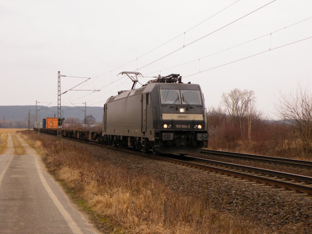 Am 7.M�rz 2012 durchfuhr 185-564 den ehemaliegen Hp Poppenburg mit einem Containerzug Richtung G�ttingen.
