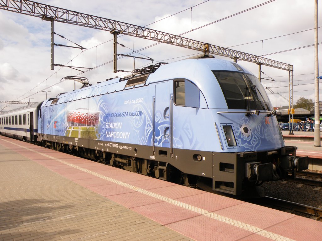 Am 7.Mai 2012 steht 370-007 in Poznan Glowny mit einem EC nach Warschau zur Abfahrt bereit.
