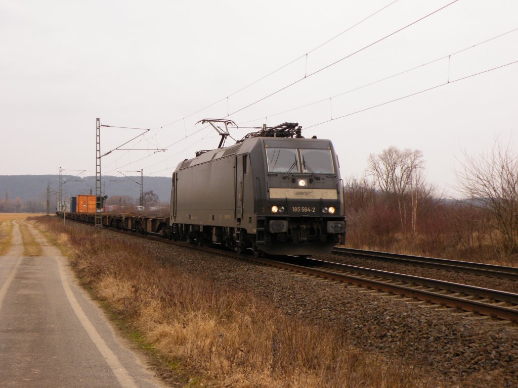 Am 7.Mrz 2012 durchfuhr 185-564 den ehemaliegen Hp Poppenburg mit einem Containerzug Richtung Gttingen.