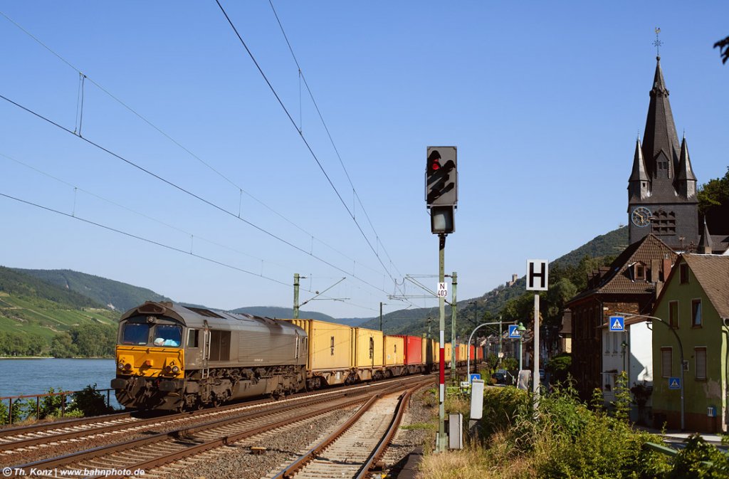 Am 8. Juli 2010 rollt eine Class 66 der DLC (92 80 1266 102-3 D-DLC) mit einem Containerzug durch Niederheimbach nordwrts.