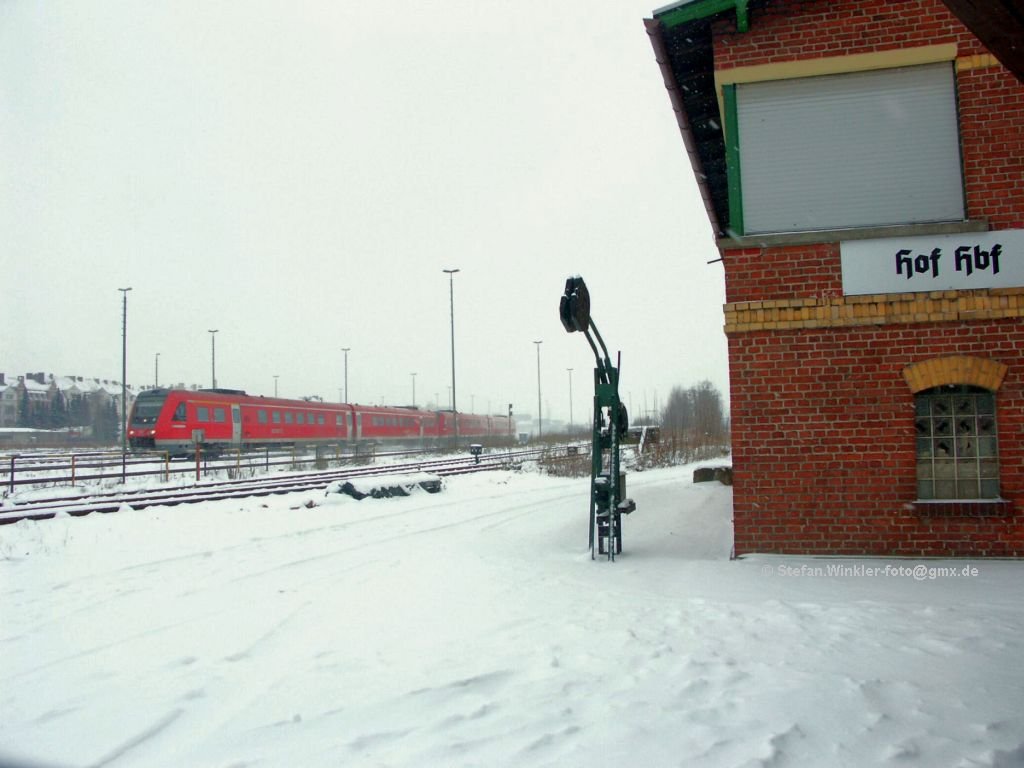 Am 8.01.2010 heisst es Ausfahrt fr einen 612 aus Hof. Er fhrt gerade am ehem. Stw 8 vorbei, in dem jetzt der MEC residiert...