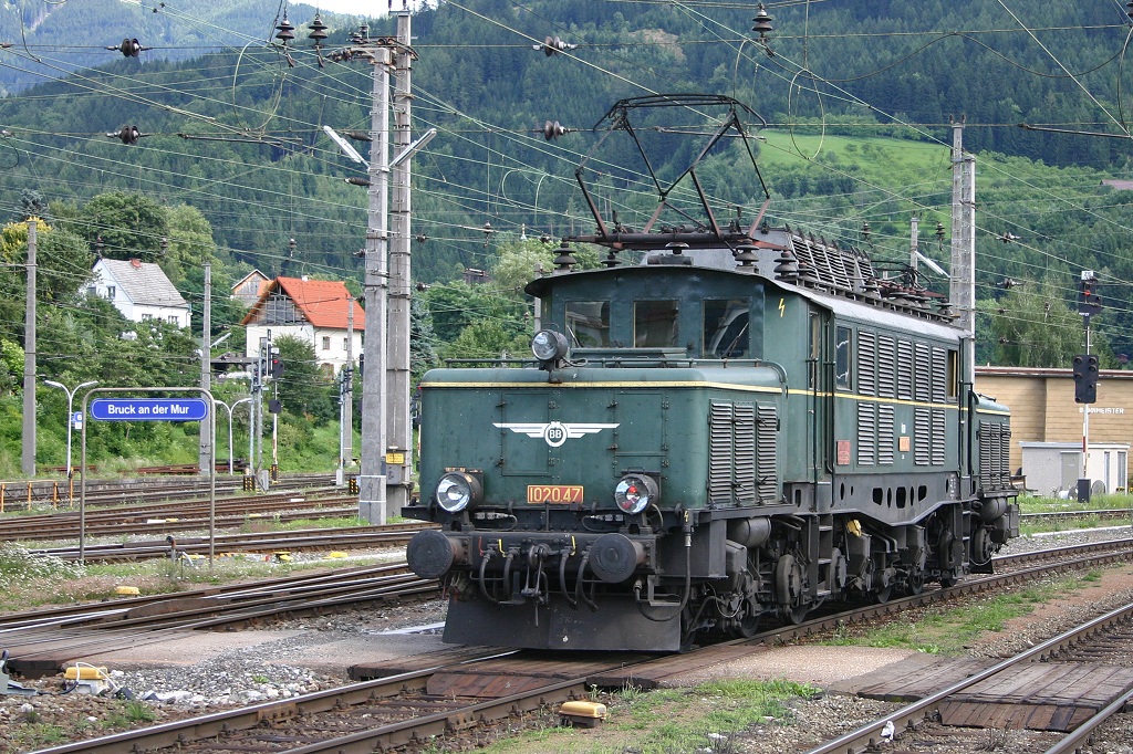 Am 8.08.2005 kam die Nostalgielok 1020.47 als Lokzug durch den Bahnhof von Bruck/Mur.