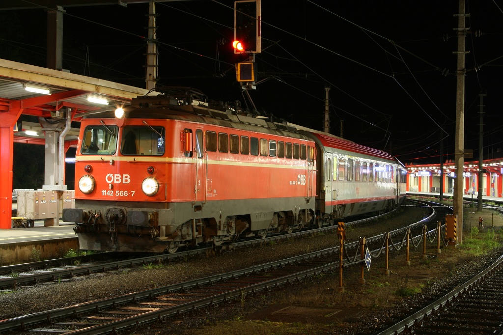 Am 8.11.2009 steht 1142 566 mit IC754 in Bruck/Mur.