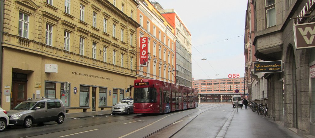 Am 8.12.2012 hat die Tram 3 gerade den Innsbrucker Hauptbahnhof verlassen und fhrt weiter Richtung Triumphpforte.