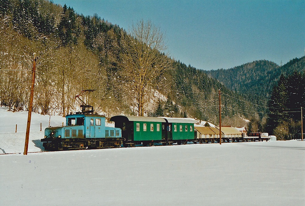 Am 8.2.2005 zieht die E4 ihren GmP (Gterzug mit Personenbefrderung) durch das Breitenauertal nach Mixnitz.