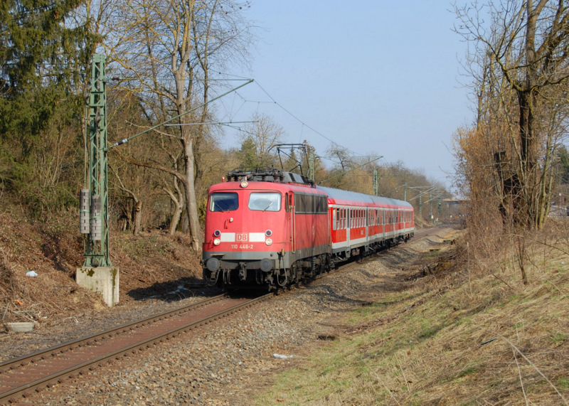Am 8.3.2011 konnte ich dank der  Aneinanderreihung von beweglichen Ferientagen , im wrttembergischen Volksmund auch  Faschingsferien  genannt, endlich meine Reise an die kleine Murrbahn (Marbach (Neckar) - Backnang) antreten. Da die nur ungefhr 14 Kilometer lange Strecke grtenteils durch Wlder fhrt, gestaltet sich das Suchen und Finden einer Fotostelle als sehr schwierig. Durch den Tipp eines Fotokollegens konnte ich allerdings eine Fotostelle in der Nhe des Einfahrsignals von Marbach finden, und dort die hier zu sehende 110 446-2 des BW Stuttgart mit der RB 13919 kurz vor dem Zielbahnhof aufnehmen.