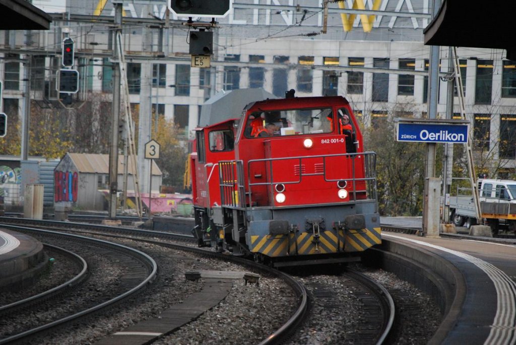 Am 842 001-0 legt sich am 16.11.09 im Bahnhof Oerlikon in die Kurve. An diesem Tag war sie mehrfach mit jeweils ein oder zwei Tm 234 im Schlepp unterwegs (hier: Tm 234 004-0). Im Gegensatz zu den brigen Am 842 der SBB handelt es sich bei der 001 um eine von zwei Maschinen des Typs MaK G 1204 BB, die Anfang der Neunziger von der Bahnbaufirma Sersa bernommen wurden.