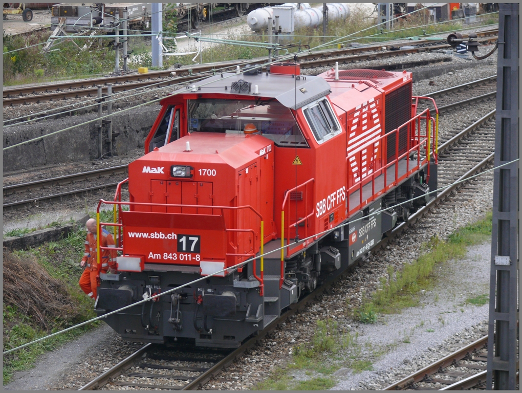 Am 843 011-8 wartet am Ablaufberg in Muttenz auf neue Wagen. (16.09.2010)