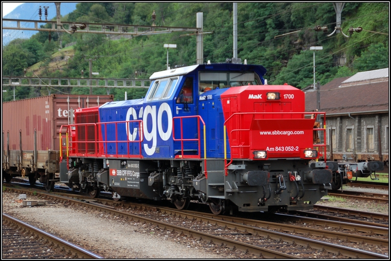 Am 843 052-2 der SBB Cargo mit einem Gterzug im Bahnhof von Biasca; 5. August 2008.