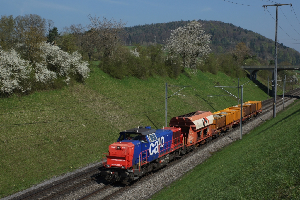 Am 843 087-8 befindet sich am 2404.2013 mit einem Lokalgterzug bei Glattfelden.