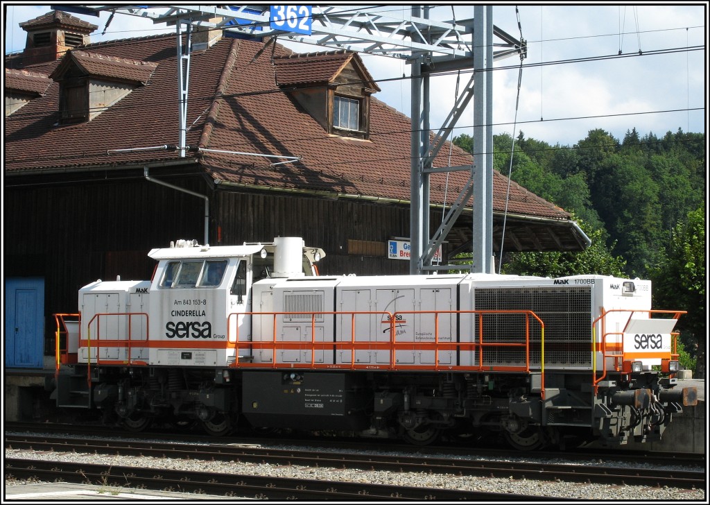 Am 843 153  Cinderella  der Sersa stand am 18.07.2010 im Bahnhof von Spiez.