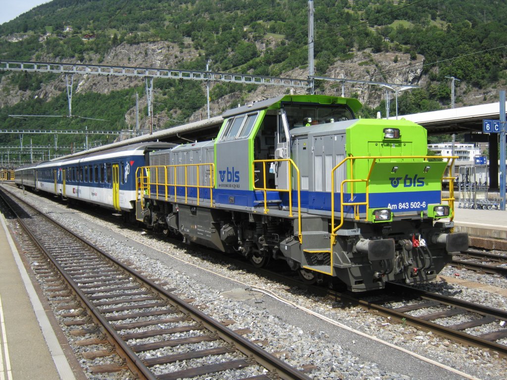 Am 843 502 der BLS mit 2 B NPZ und zwei Bpm 51 der SBB abgestellt in Brig, 12.06.2011.