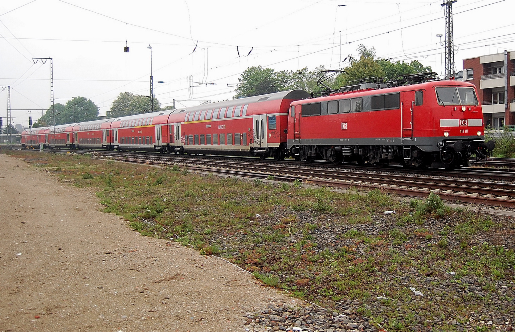 Am 8.5.2010 verlsst 111 111 mit einem Zug der RE4 Rheydt in Richtung Aachen.