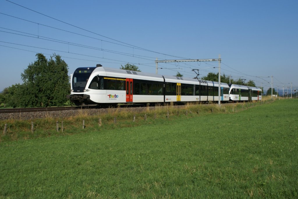 Am 8.7.10 verlsst der RABe 526 762-0 gemeinsam mit dem RABe 526 749-7 Algetshausen-Henau Richtung Wil.