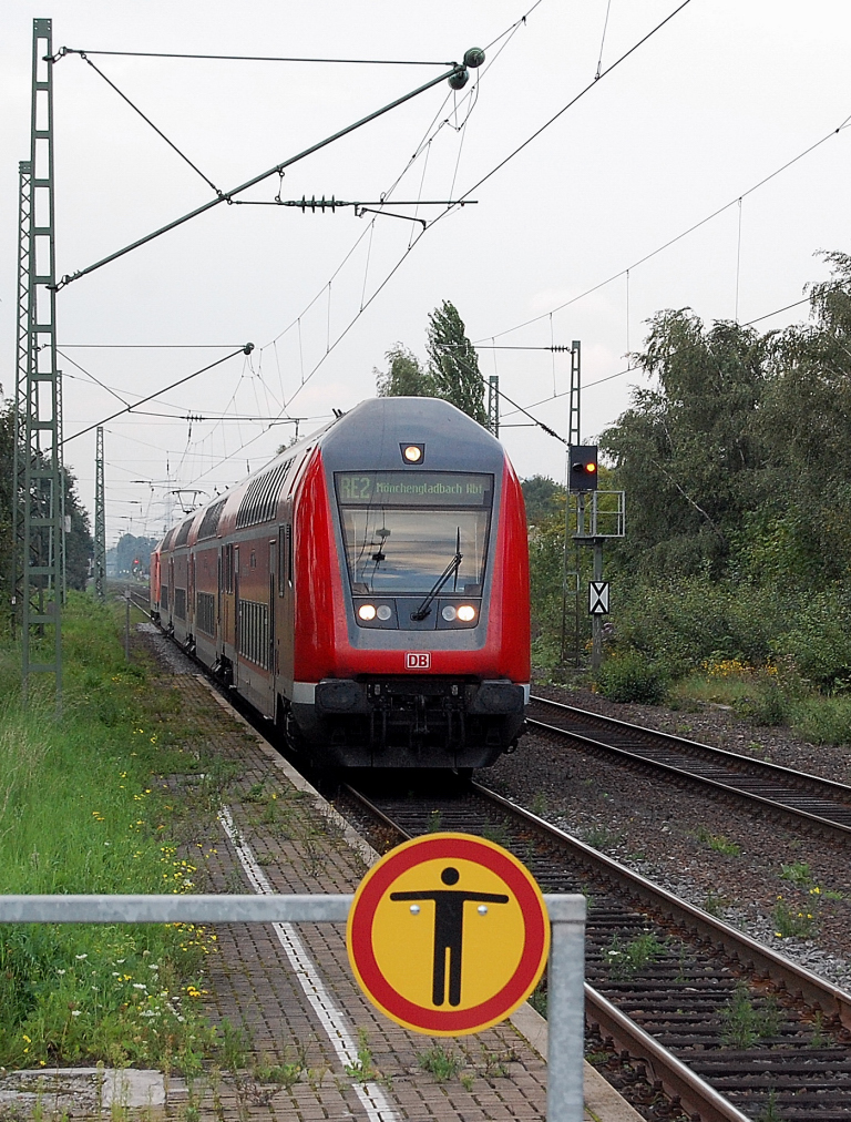 Am 8.9.2010 durchfhrt ein RE2 Zug den Haltepunkt Anrath Steuerwagen voraus, geschoben von 146 004-7.