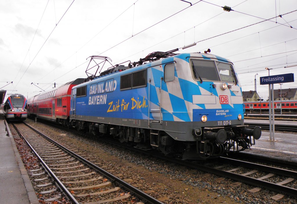 Am 8.Januar 2012 war  MAXL  111 017 mit einem RE auf dem Weg von Mnchen Hbf nach Salzburg Hbf. Hier beim Halt in Freilassing.