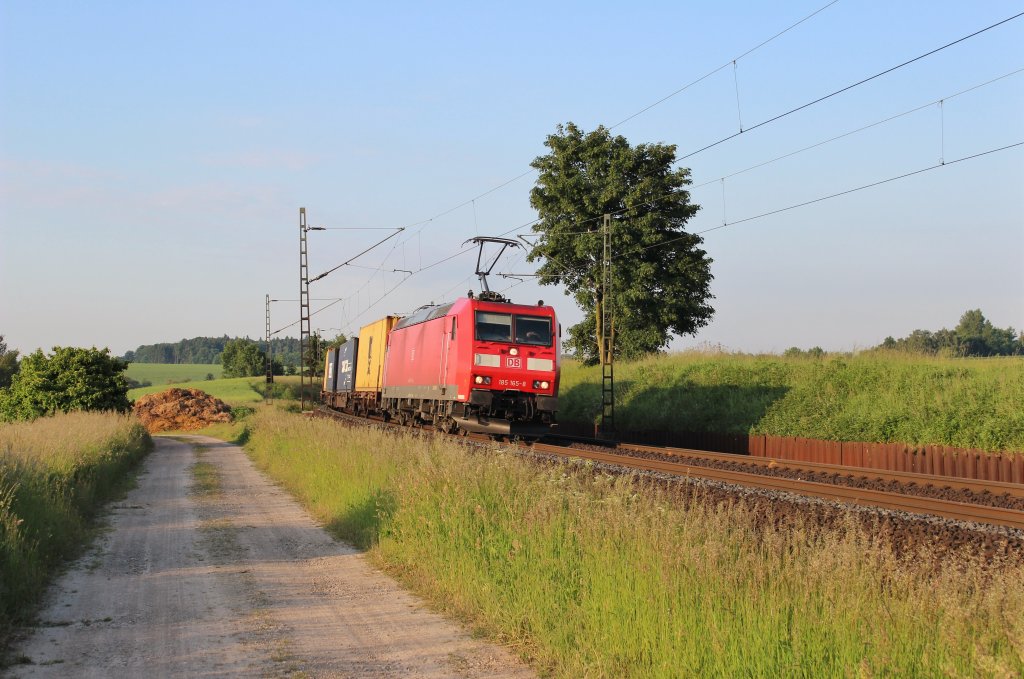 Am 8.Juni 2013 war 185 165 mit einem Containerzug bei Burgstemmen auf dem Weg Richtung Norden.