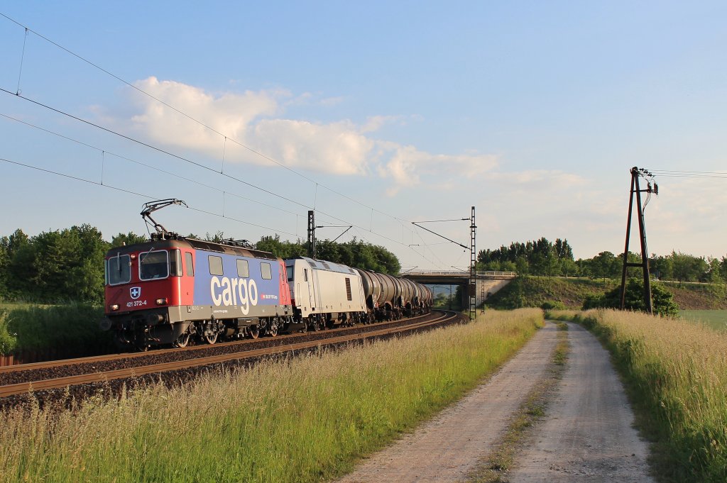 Am 8.Juni 2013 war SBBC 421 372 + HSL 285 103 mit einem Kesselwagenzug bei Burgstemmen auf dem Weg Richtung Sden.