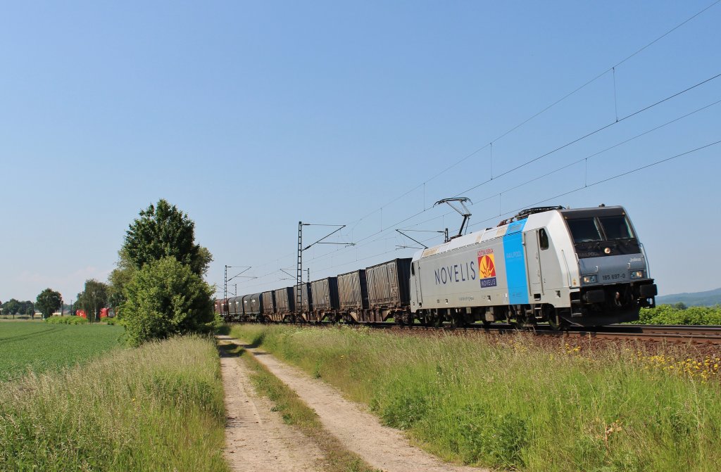 Am 8.Juni 2013 war Transpetrol 185 697 mit ihrem Novelis-Zug bei Burgstemmen (KBS 350) auf dem Weg von Gttingen Gbf nach Nievenheim.