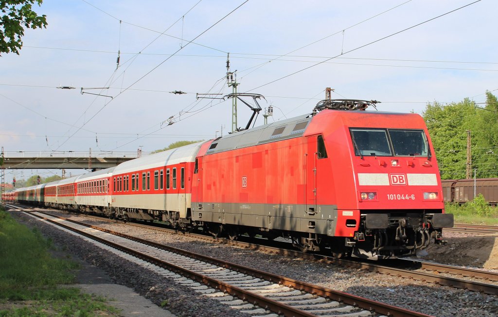 Am 8.Mai 2013 war 101 044 in Elze(Han) mit einem Autozug auf dem Weg nach Alessandria.