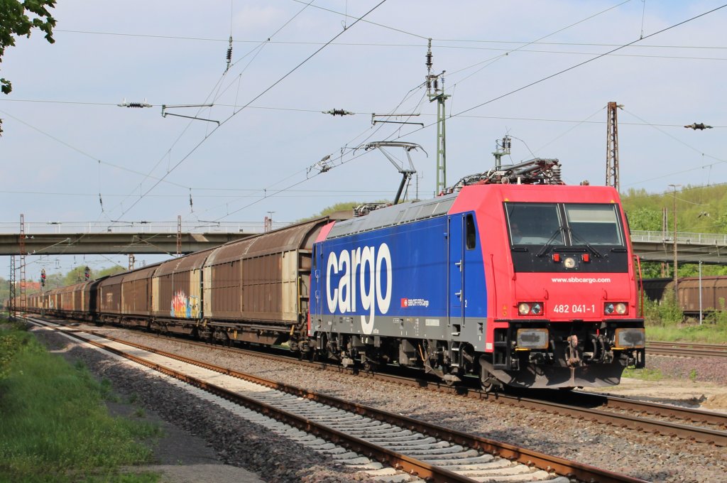 Am 8.Mai 2013 war SBBC 482 041 mit einem H-Wagen Zug in Elze(Han) auf dem Weg nach Freilassing.