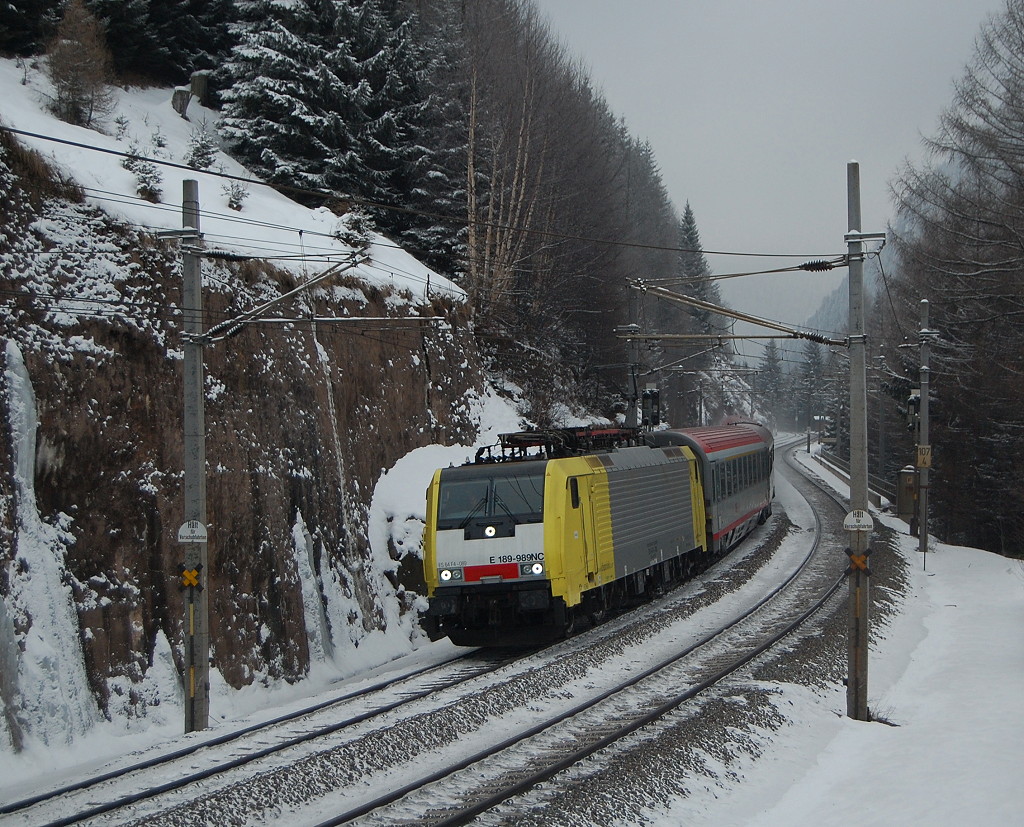 
Am 9. Jnner 2010, einem trben, kalten und unfreundlichen Samstag, brachte die angemietete 189.989 den DB-BB EC 82 von Bolzano/Bozen nach Mnchen Hbf und konnte dabei nahe Gries am Brenner fotografiert werden. 