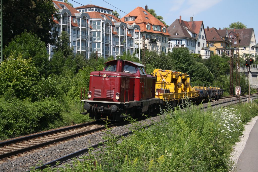 Am 9. Juli 2011 fhrt die 212 133 mit 2 Wagen durch Ulm in Richtung Mnchen