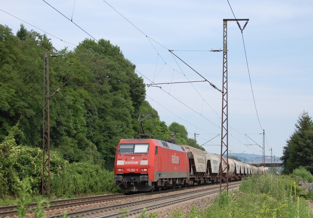 Am 9. Juli des Jahres 2010 konnte ich im Filstal endlich mal wieder einen nicht mit einer Lok der BR 185 bespannten Gterzug aufnehmen. Genauer gesagt handelte es sich um 152 062-6, welche hier kurz vor Gppingen mit ihrem Ganzzug gen Stuttgart bzw. Kornwestheim rollt.