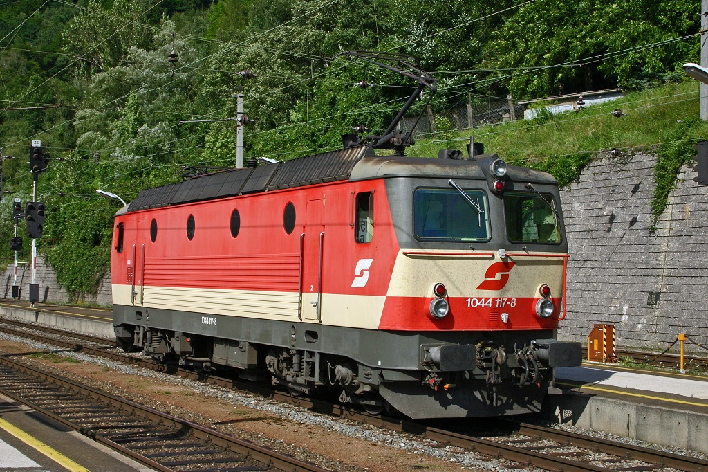 Am 9.08.2005 wurde die 1044 117 in Bruck/Mur fotografiert.