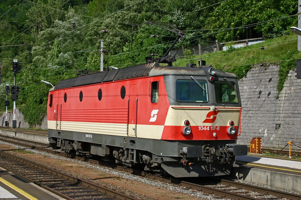 Am 9.08.2005 wurde die 1044 117 in Bruck/Mur fotografiert.
