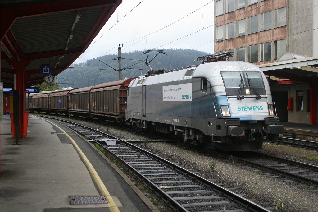 Am 9.10.2009 zieht die 1116 038 (Siemens) einen Gterzug durch Bruck/Mur.