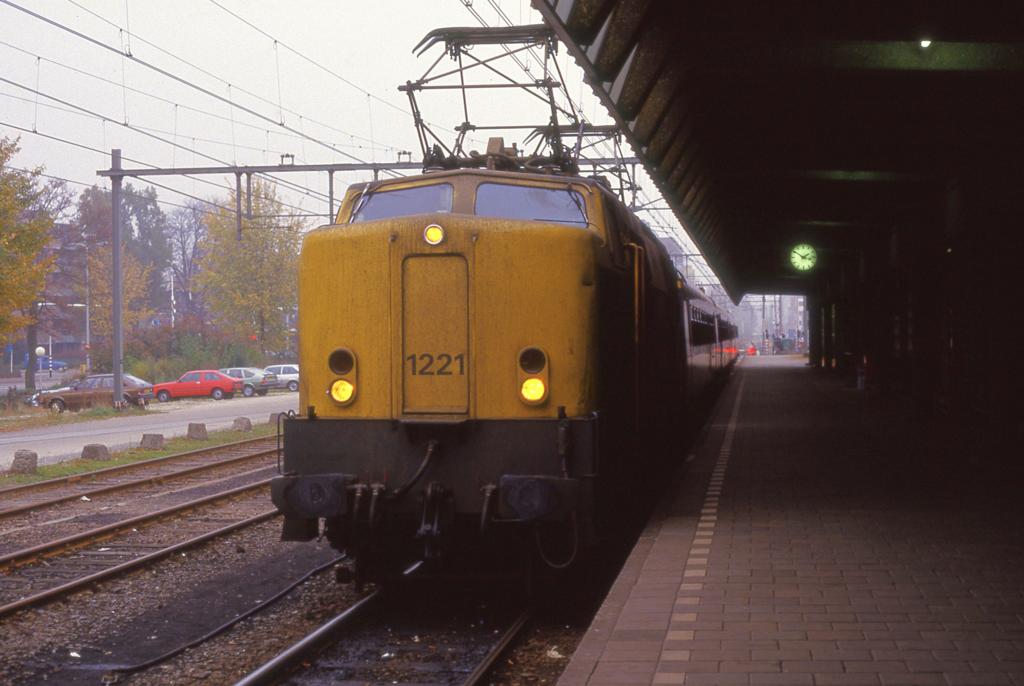 Am 9.11.1987 war die Baureihe 12 der NS auch noch im Personenzugdienst
eingesetzt. Um 13.52 Uhr hat NS 1221 im Bahnhof Enschede einen IC in Richtung
Hengelo bespannt. 