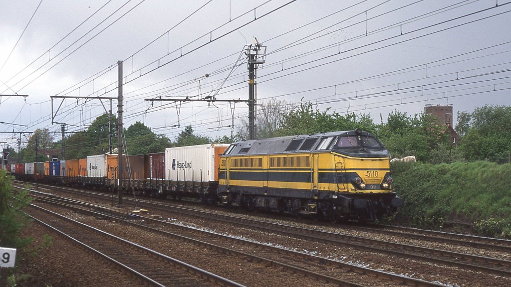 Am 9.5.1997 bespannte die SNCB 5110 einen Containerzug, den sie hier 
um 15.02 Uhr bei Lint in Richtung Brssel befrdert.