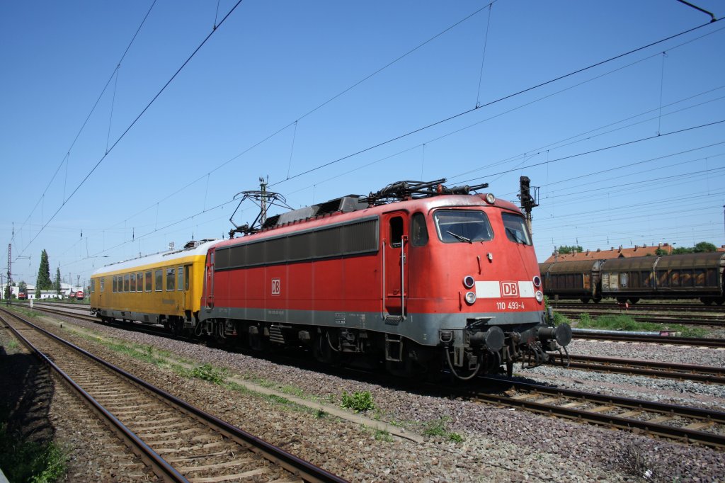 Am 9.5.2011 kam 110 493 mit einem Me�wagen durch Magdeburg Rothensee.. hier am Haltepunkt Eichenweiler vom Bstg. aus.. kurz darauf kam ein identisches Gespann nochmal durch..