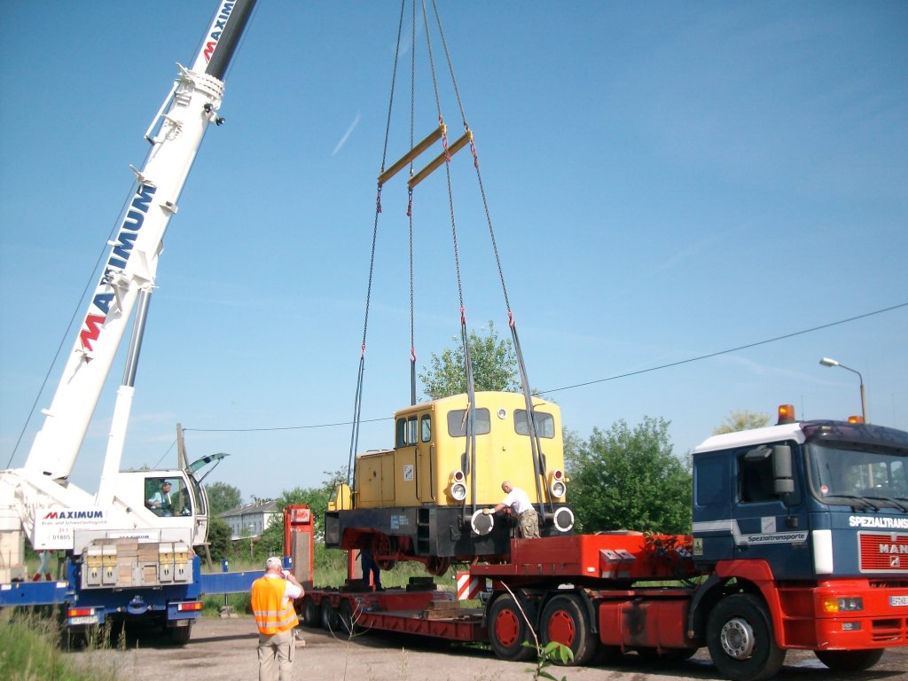 Am 9.6.2010 wurde die V 22 der Firma Kley`s Bau vom Gleis auf den Tieflader gestellt.Hier kurz vorm absetzen.