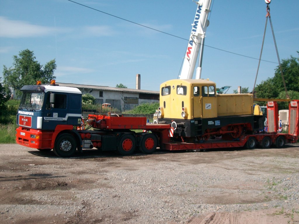 Am 9.6.2010 wurde die V22 mit Hilfe eines Autokranes,vom Gleis auf einen Tieflader umgeladen.