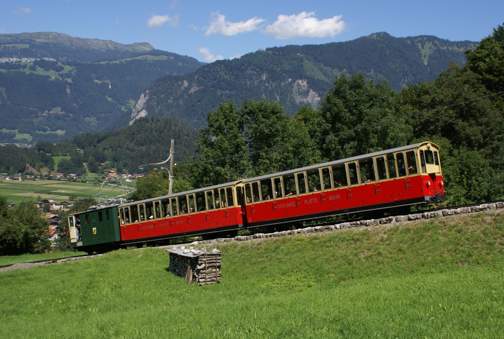 Am 9.8.10 schiebt die He 2/2 61 ihren Zug von Wilderswil bergwrts.