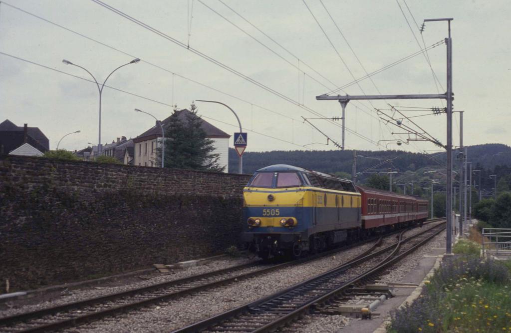 Am 9.8.1993 ist die belgische 5505 mit einem IR bei Troiverges in Luxemburg
nach Lttich unterwegs. Um 11.07 Uhr begegnete sie mir an diesem Fotopunkt.